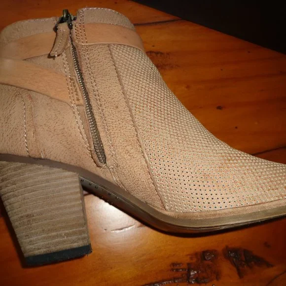 FIRM Dolce Vita Yuri Bootie in Box 6M Perforated Nubuck Zip Closure Natural - Picture 5 of 14